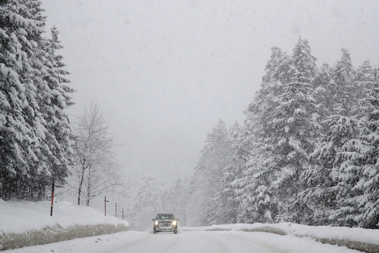 Novo snežno nevreme u Hrvatskoj: Saobraćaj paralisan