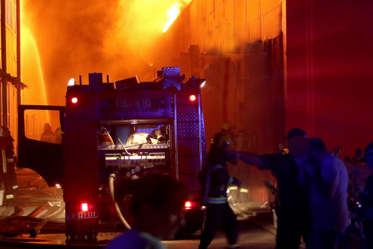 Veliki požar u Puli: Gorela osnovna škola, sumnja se da je bačena baklja (VIDEO)