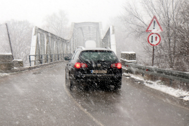 Preti opasnost od proklizavanja vozila: Vozači, opreznije vozite zbog snega i leda