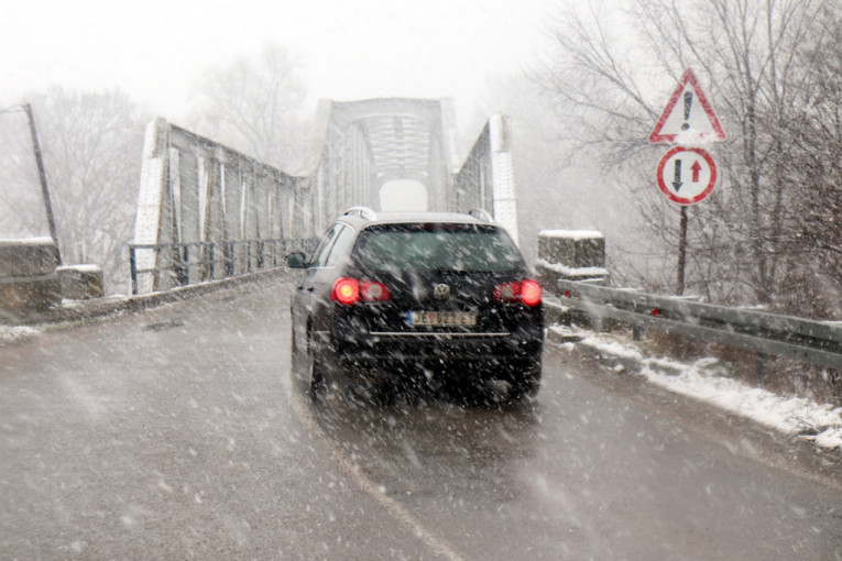 Opet zimski uslovi vožnje: Kiša, sneg i košava će ometati vozače
