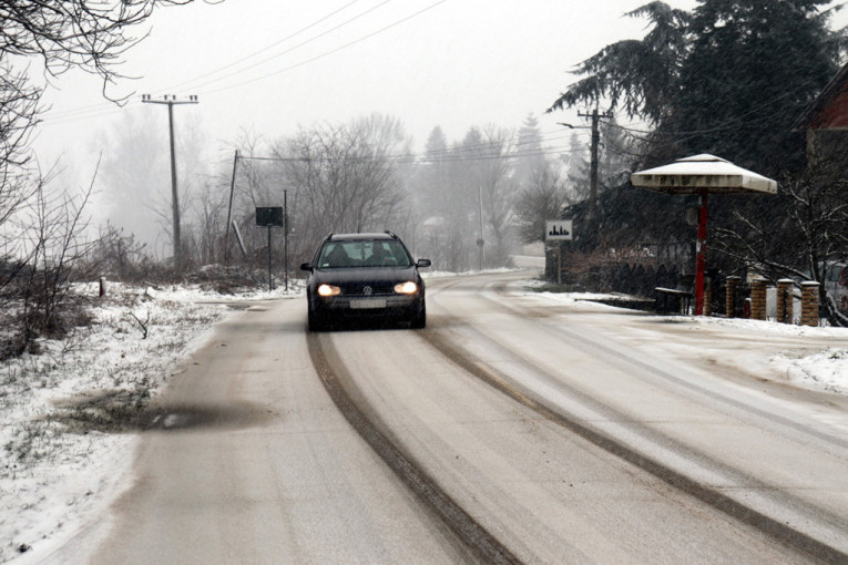 Vozači oprez zbog magle i otapanja snega