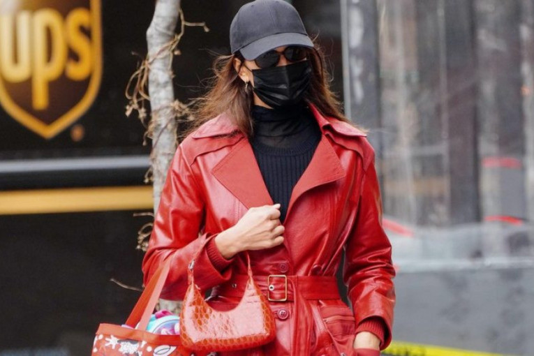 Irina Šajk zna kako: Kožni mantil je "must have" sezone, a slavna manekenka prošetala crveni