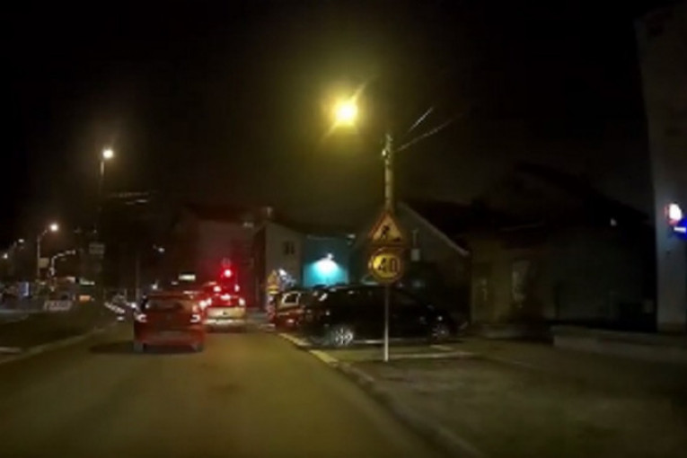 Primer nasilničke vožnje u Borči: Preticao automobile, pa prošao kroz crveno (VIDEO)