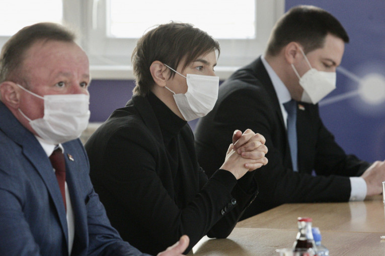 Premijerka: Sutra stiže još ruskih vakcina "sputnjik V", a u ponedeljak i "Fajzerove" (FOTO)