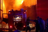 Požar u tržnom centru: Planuo džip Banjalučanke, vatrogasci odmah izašli na teren (VIDEO)