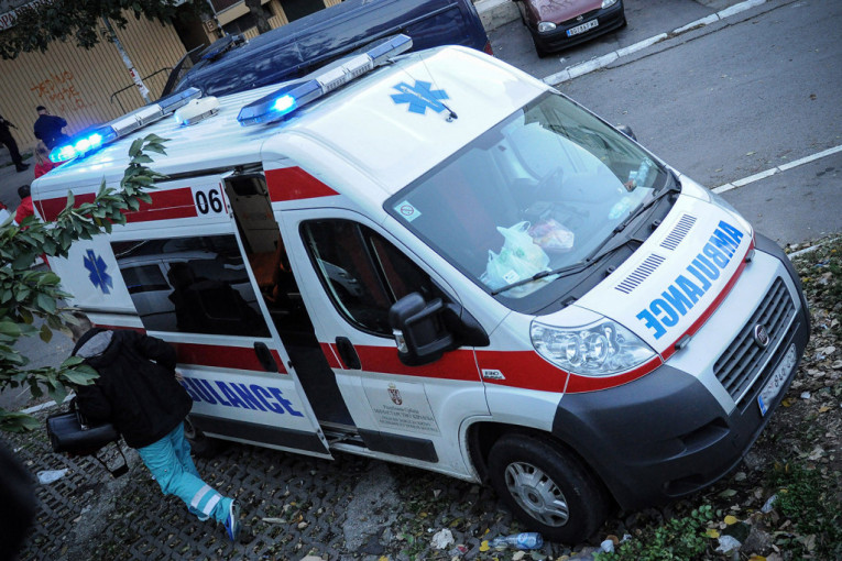 Teška nesreća u blizini aerodroma: Žena vozač teško povređena, prevezena u Urgentni