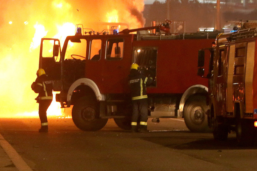 Požar na Novom Beogradu: Vatra "progutala" automobil