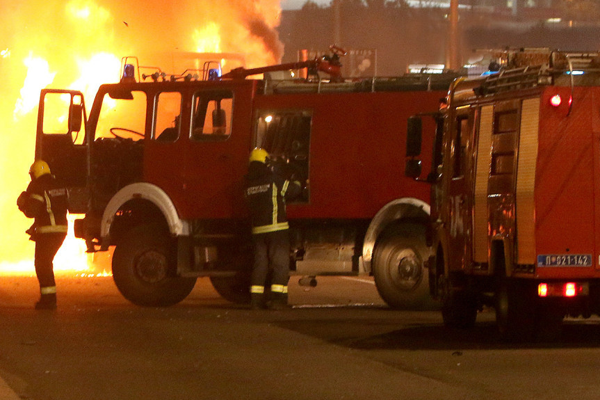 Bukte požari u Beogradu, vatrogasci u prethodne dve nedelje imali pune ruke posla!: Vatrena stihija i dalje opasnost broj jedan!
