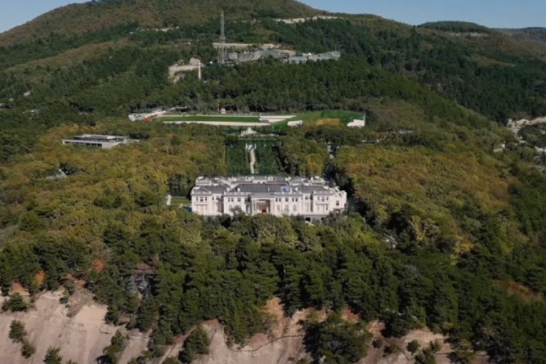 Rusiju zanima: Kako se grb Crne Gore Gore našao na ulazu u "Putinovu palatu"?