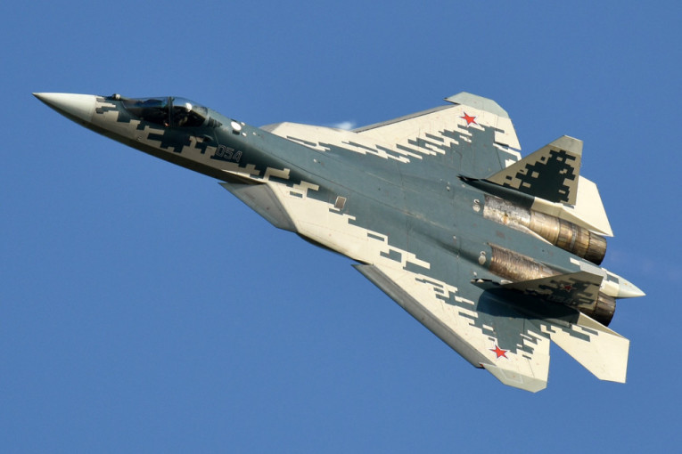 Uništava sve pred sobom: Snimci leta prvog serijskog lovca Su-57 (VIDEO)