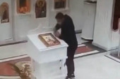 Krađa u crkvi na Ledinama: Muškarac hvataljkom izvlačio novac iz kutije (VIDEO)