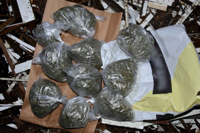 Deset paketa s drogom pronađeno u žbunju: Diler pokušao da pobegne policiji