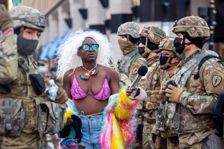 Novi izgled vojske SAD: Karmini, minđuše i lakovi za nokte
