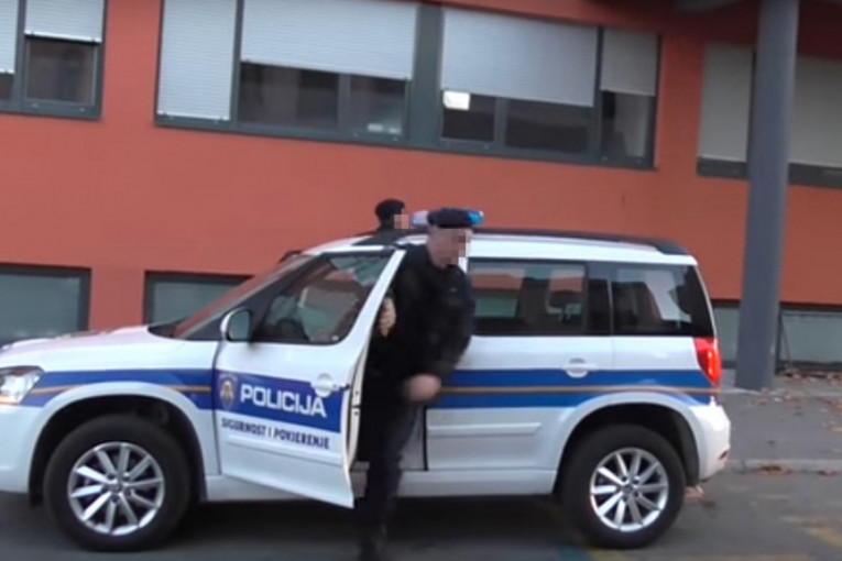 Mladić s dva noža bežao po Splitu, hvatalo ga 10 policajaca! Upotrebljen i sprej