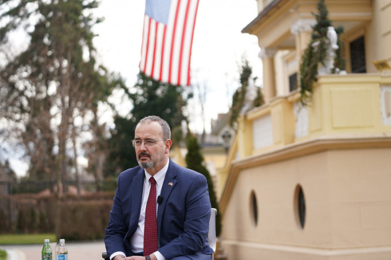 Orginalna čestitka američkog ambasadora: Uz čašicu rakije rekao - Ej Srbijo, srećan praznik! (VIDEO)
