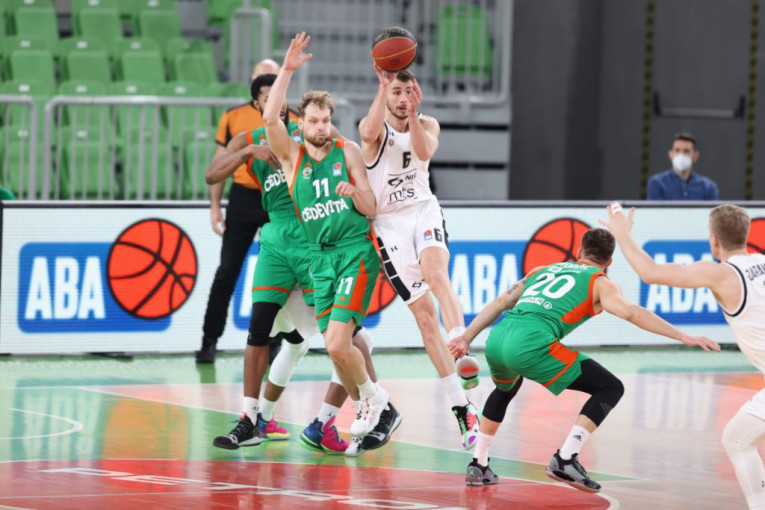 Kriza Partizana se nastavlja: Cedevita Olimpija bolja u "Stožicama", uz novu dominaciju Jake Blažiča