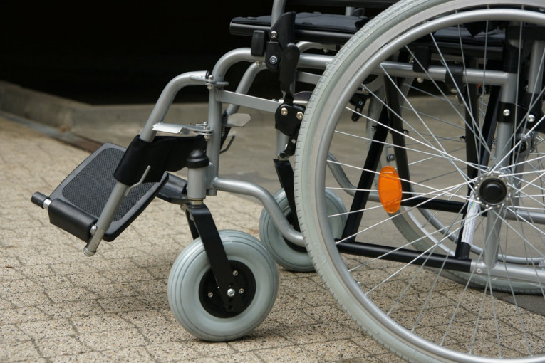 Poklon "Gradske čistoće": Invalidska kolica za devojku čija je porodica skupljala reciklabile