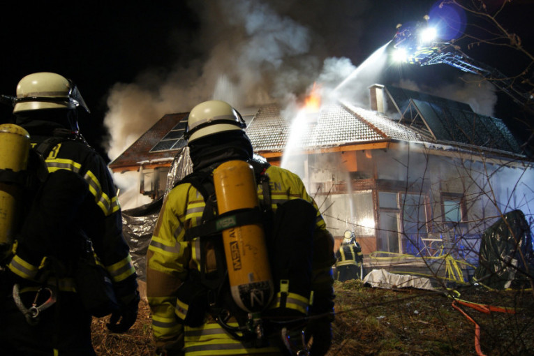 Zapalila se porodična kuća u Nišu: Vatrogasci pronašli beživotno telo, izgoreo muškarac!