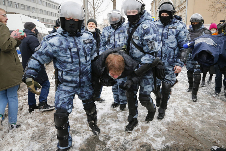 Rusija ućutkala EU: Zaharova pokazala snimke provokacija demonstranata u Rusiji
