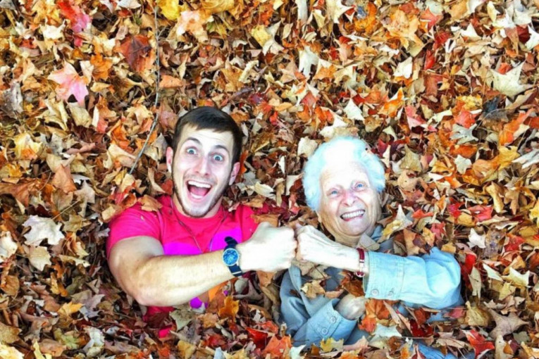 Baka koja ima 94 godine sa unukom pravi šašave fotografije