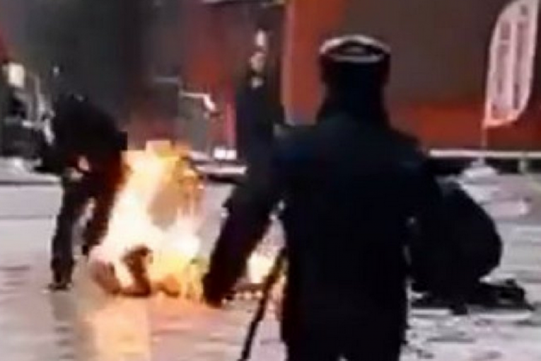 Muškarac se polio benzinom u centru Moskve i zapalio se: Policajci mu spasli život (UZNEMIRUJUĆI VIDEO)