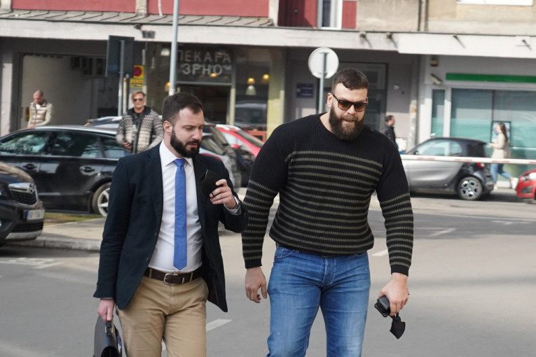 Postao poznat po brutalnim batinama u Americi: Sad mu se sudi za zlostavljanje devojke, a on tvrdi da je sve laž