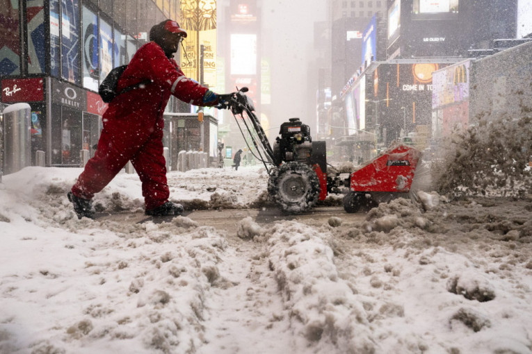 Oluja kakvu Amerika ne pamti u poslednjih 150 godina: Očekuje se da će u Njujorku po satu padati i do dva centimetra snega (FOTO)