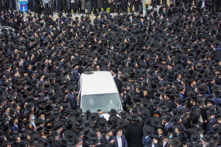 Neverovatne fotografije obilaze svet: Nekoliko hiljada Jevreja na sahrani rabina koji je preminuo od korone