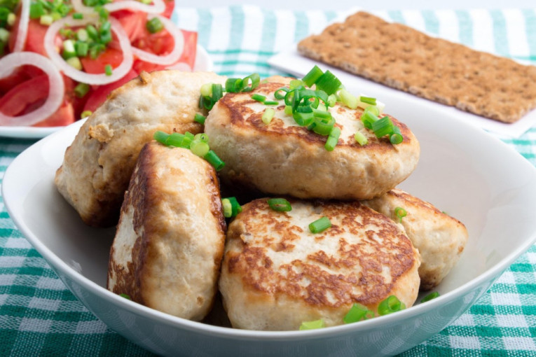 Recept dana: Pileće pljeskavice s belim lukom, žalfijom i kokosom su neočekivana harmonija ukusa