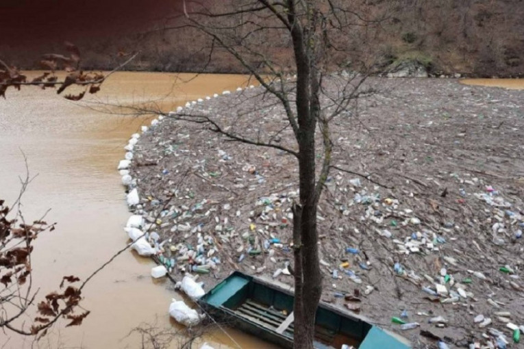 Sprečena katastrofa na Ćelijskom jezeru: Čelična sajla zaustavila ogromne količine otpada (FOTO)