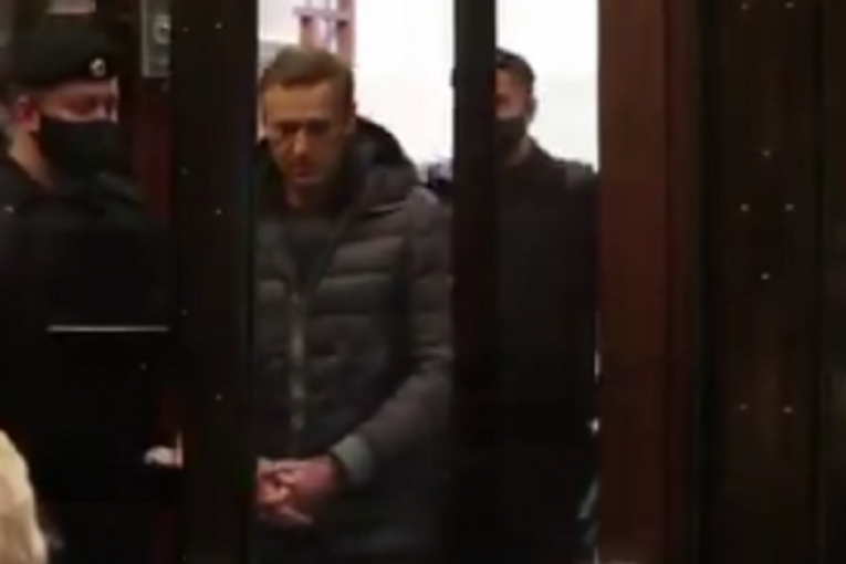 Isplivao snimak: Navaljni sa lisicama na rukama došao u sud (VIDEO)