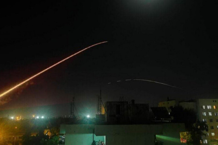 Napadnuta Sirija: PVO odbija napad, eksplozije odjekuju (VIDEO)