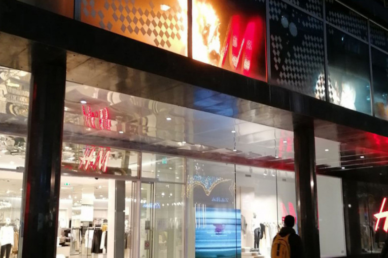 Izbio požar u prodavnici "H&M" u Knez Mihailovoj: Vatra buknula na spratu radnje! (FOTO+VIDEO)