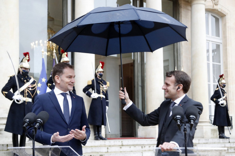 Makron pokazao kako je dobar domaćin: Držao kišobran slovačkom premijeru, tri puta odbio saradnike da pomognu (FOTO+VIDEO)