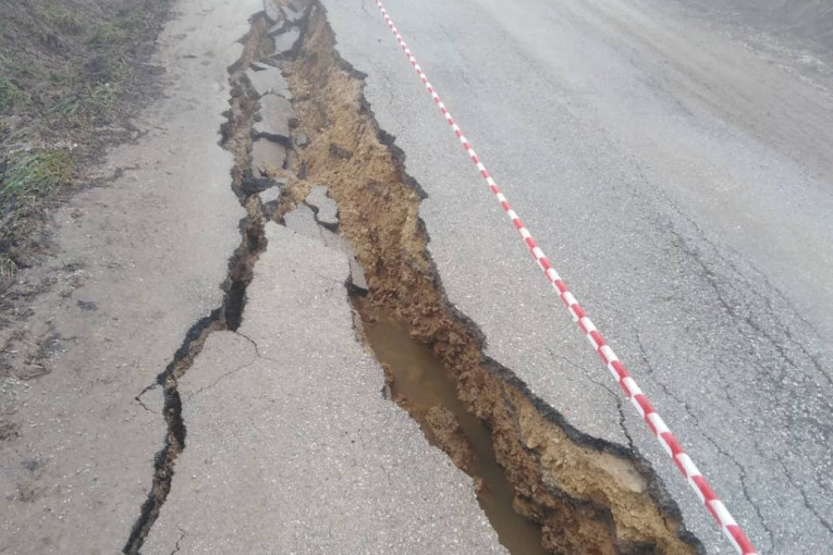 Pokrenula se klizišta širom Srbije: Krateri od metar otežavaju saobraćaj u selima oko Požege