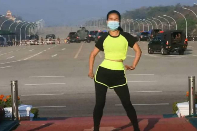 Hit snimak! Fitnes-instruktorka pokazivala vežbe dok se iza njenih leđa odvijala prava drama (VIDEO)