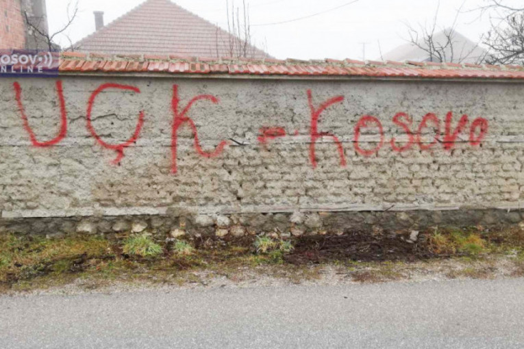 Građani uznemireni: U Goraždevcu osvanuo grafit "UČK Kosovo", oštećen i spomenik