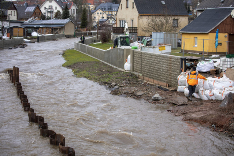 Reke se izlile u Nemačkoj: Ljudi postavljaju barikade od vreća sa peskom, saobraćaj ne funkcioniše (FOTO)
