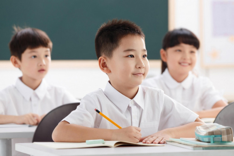 "Ugrožen opstanak nacije": Kineska vlada pozvala škole da reformišu nastavu radi sprečavanja "feminizacije dečaka"