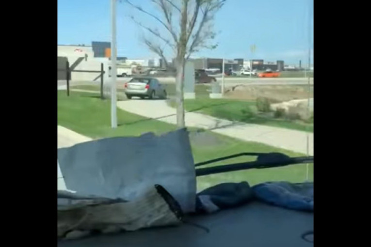 Na pešake ne misli: Bahati mladić vozio po travi i trotoaru (VIDEO)