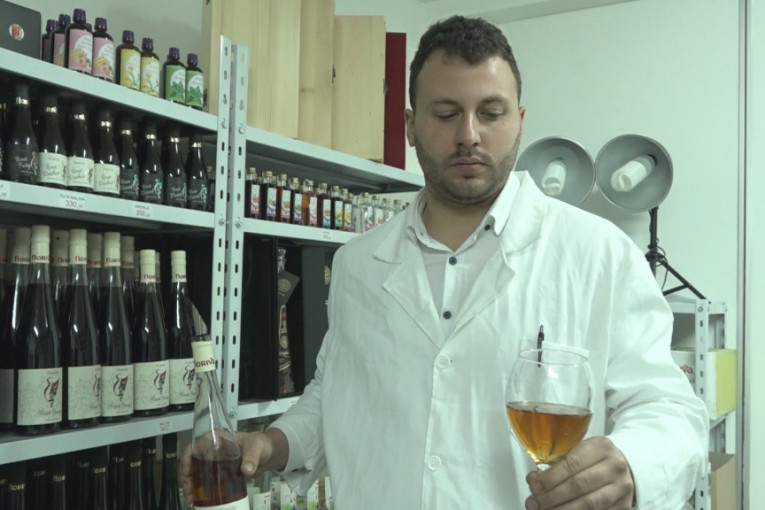 Srbija dobija svoj novi brend jedinstven na tržištu: Voćari iz Ivanjice počeli sa proizvodnjom vina od žute maline (FOTO)