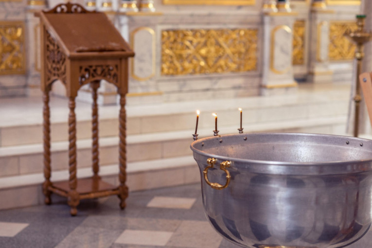 Tragedija u pravoslavnoj crkvi: Beba se udavila na krštenju!