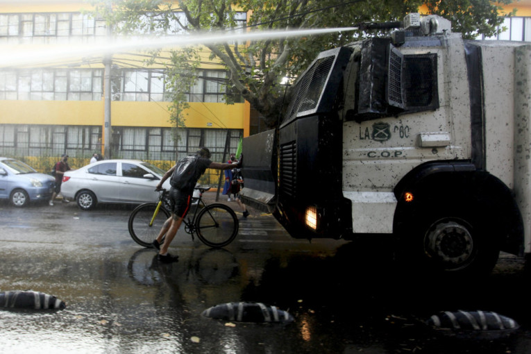 Gori Čile: Policajci ubili uličnog zabavljača, eskaliralo nasilje na ulicama (VIDEO, FOTO)