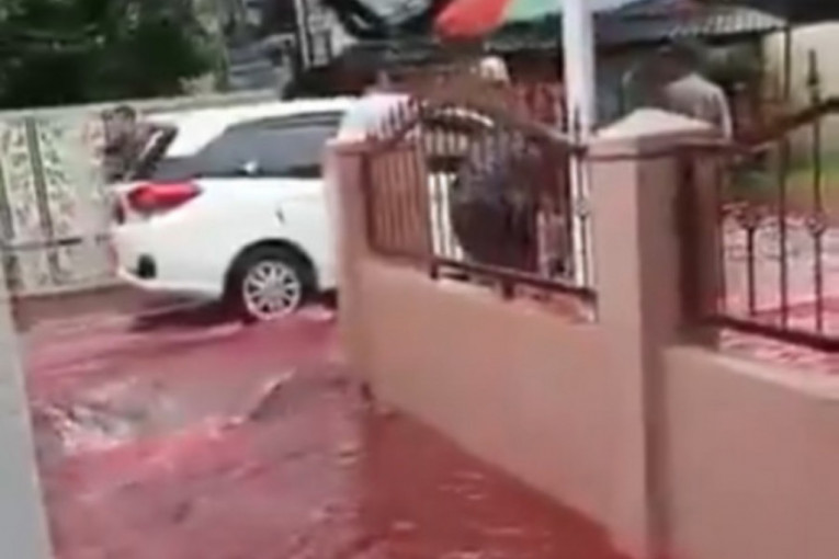 Stanovnici u čudu, masovno šeruju snimke: Crvena reka teče gradom (VIDEO)