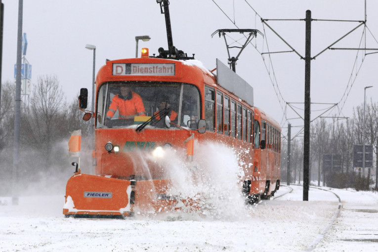 Snežna oluja okovala Nemačku: Saobraćaj u kolapsu, nižu se udesi (FOTO)