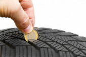 Trik koji čuva glavu: Automehaničari otkrili kako proveravaju gume