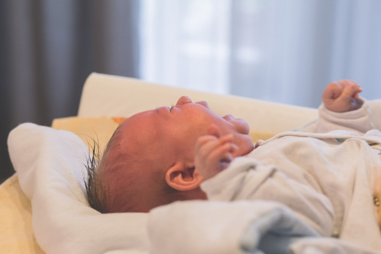 Lekari se bore za život mlade majke: Beba rođena u Nišu za 20 minuta, brat joj dao ime