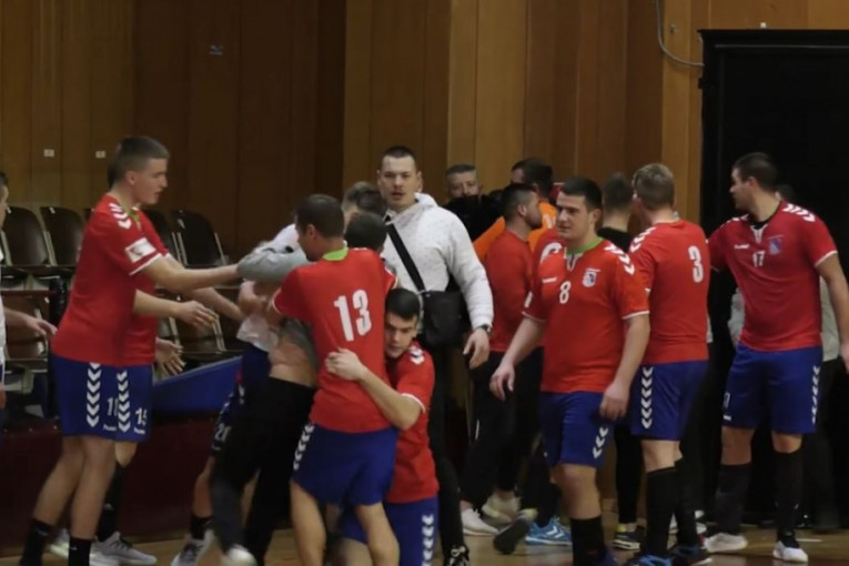 Haos i tuča u Dubrovniku: Trener napao igrače i završio u zatvoru (Video)