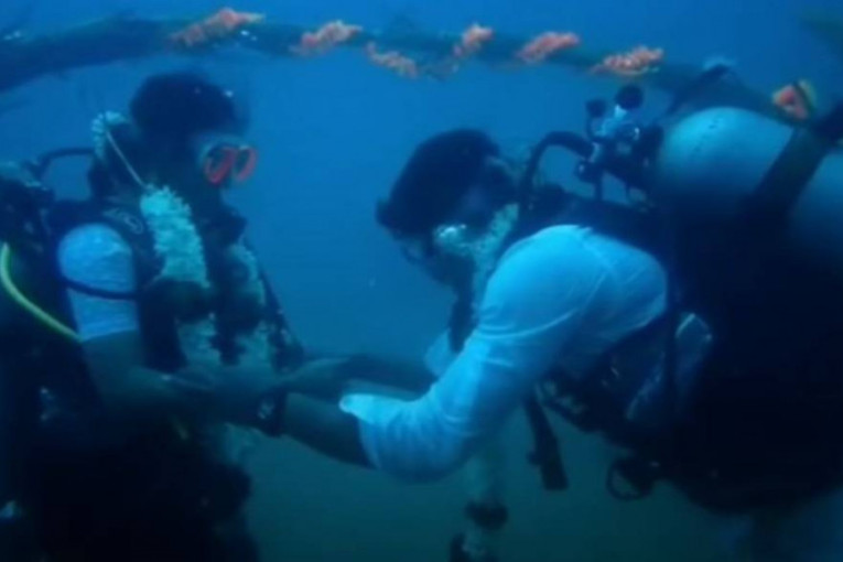 Podvodno venčanje: Na dubini od 60 metara rekli su „da”