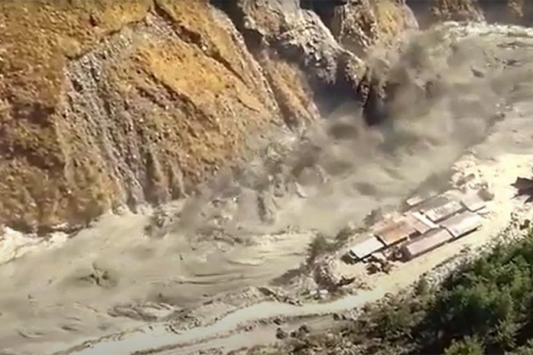 Bujica nosila ljude, stoku, drveće: Odlomio se glečer na Himalajima, nestalo više od 100 ljudi (VIDEO)